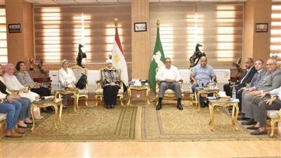 محافظ الشرقية يلتقي فريق عمل برنامج 