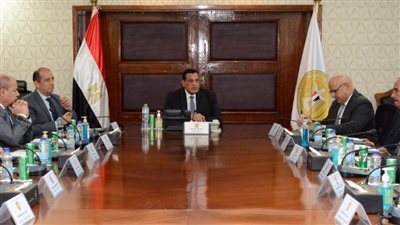 وزير التنمية المحلية يلتقي سكرتيري عموم القاهرة والجيزة والقليوبية والفيوم لمتابعة ملفات العمل بالمحافظات