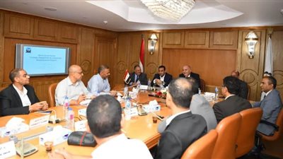 محافظ قنا يناقش خطة المشاركة في المبادرة الوطنية للمشروعات الخضراء الذكية 