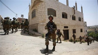 اعتقال 3 فلسطينيين عقب محاصرة جيش الاحتلال لمنزل تحصنوا به في نابلس