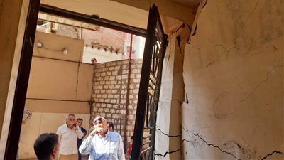 محافظ أسيوط يوجه بتشكيل لجنة لمعاينة العقار المتصدع بحي غرب