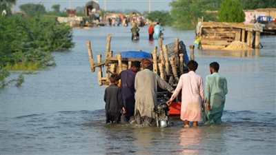 فيضانات باكستان تحاصر ٣٠ مليونًا في ٤ مقاطعات والسلطات تجلي ١٨٠ ألفًا