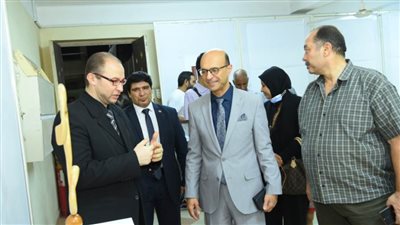 رئيس جامعة أسيوط يفتتح معرضا فنيا بعنوان 