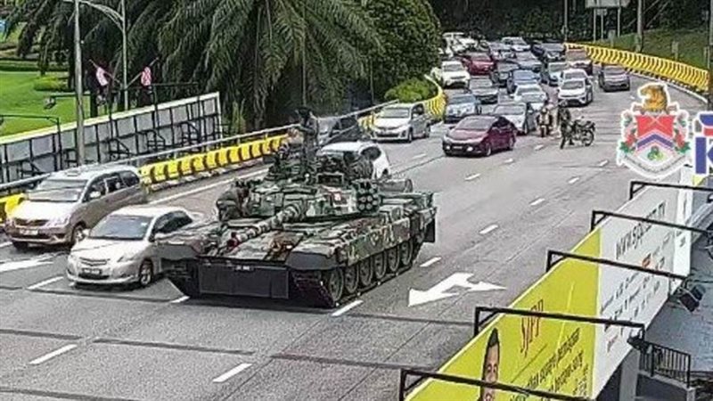 الدبابات في شوارع