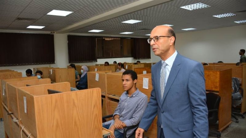 رئيس جامعة يتابع