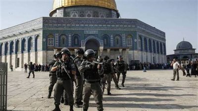 الاحتلال يعتقل أحد حراس الأقصى ويجبر مصليا على المغادرة خلال اقتحام المستوطنين لباحاته