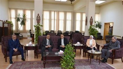 محافظ الشرقية يزور جامعة الزقازيق ويلتقي القائم بأعمال رئيس الجامعة 