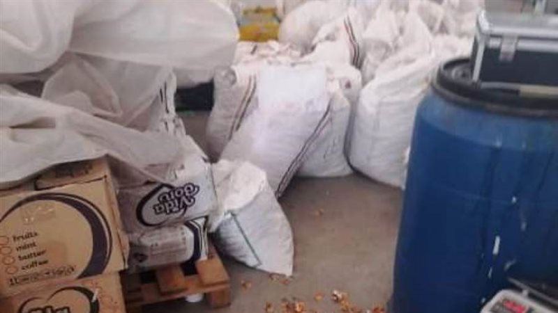 أثناء ضبط مواد غذائية