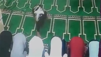  تفاصيل تداول فيديو بقيام شخص بسرقة هاتف محمول من آخر بمسجد بالقليوبية