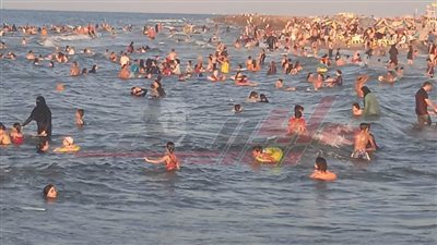 إقبال كبير من المصطافين على شواطئ مصيف بلطيم  