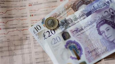 الجنيه الإسترليني ينخفض مقابل الدولار الأمريكي واليورو الأوروبي