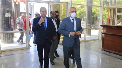 محافظ سوهاج يتفقد حالة مصابي حادث طريق سوهاج البحر الأحمر بالمستشفى الجامعي