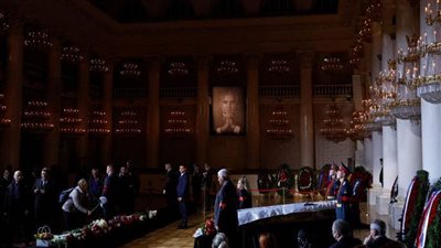 بالفيديو|  مراسم تشييع جنازة آخر الزعماء السوفييت.. وتغيب الرئيس الروسي