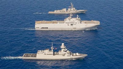 القوات البحرية المصرية والأمريكية تنفذان تدريبا بحريا عابرا بنطاق الأسطول الشمالي