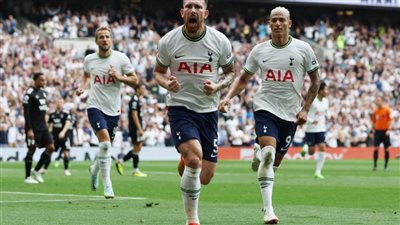 توتنهام يتخطى لدغات فولهام ويفوز بوصافة البريميرليج