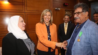 وزيرة الثقافة تستقبل الفنان محمد عبلة بمطار القاهرة