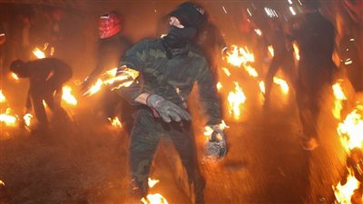 يقذفون الشياطين بكرات النار ويحيون ذكرى ضحايا 