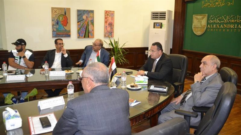 الدكتور عبد العزيز