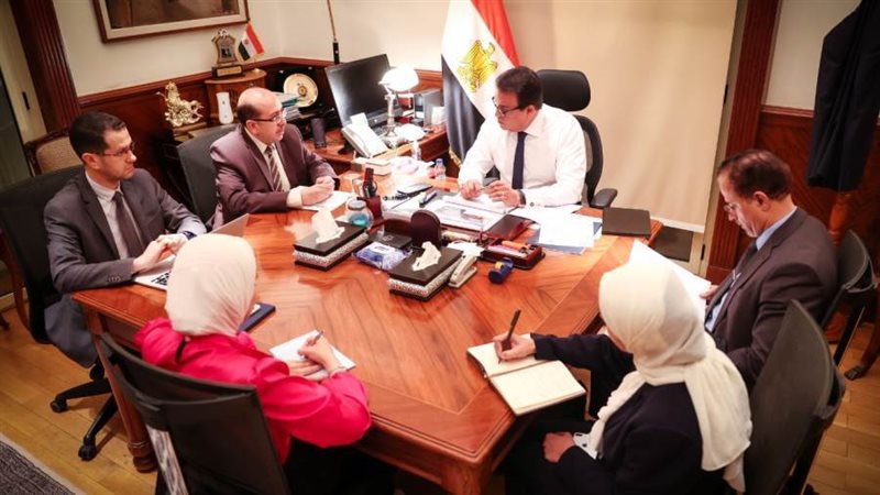 اجتماع وزير الصحة