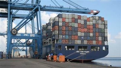 تداول 26 سفينة حاويات وبضائع عامة و2210 شاحنات بميناء دمياط