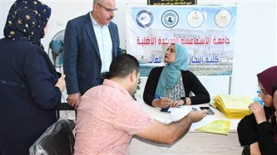 توافد طلاب جامعة الإسماعيلية الجديدة الأهلية على مقر التقديم بمبنى كلية صيدلة القناة