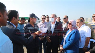 منح مكافأة مضاعفة شهريًا لعامل نظافة متميز بكفر الشيخ