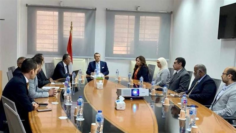 الوزير خلال الاجتماع