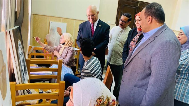 رئيس جامعة بنها يتفقد