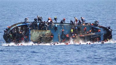 سفينة مصرية تنقذ 60 شخصًا في قارب هجرة غير شرعية