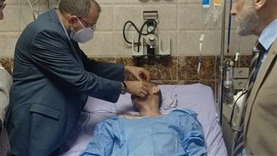 رئيس جامعة بني سويف يطمئن على موظفة بالمستشفى الجامعي تعرضت لحادث 