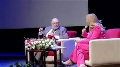 ليلى علوي تسلم الفنان يحيى الفخراني تكريمه بدار الأوبرا