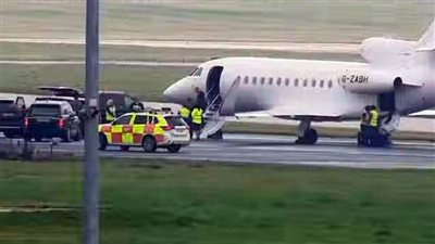 طائرة تحمل سبعة من أفراد العائلة المالكة البريطانية تهبط في 