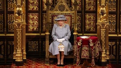 تنكيس العلم في قصر باكنجهام بالعاصمة البريطانية لندن بعد وفاة الملكة إليزابيث الثانية