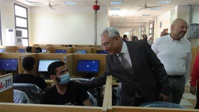 القائم بأعمال رئيس جامعة المنيا يتفقد اختبارات طلاب القطاع الطبي بمركز الاختبارات الإلكترونية