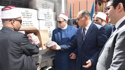 محافظ الشرقية يشهد توزيع 2 طن لحوم على الأسر الأكثر احتياجًا