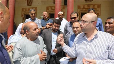 محافظ بني سويف يلتقي المواطنين ويستمع لمطالبهم واحتياجاتهم عقب صلاة الجمعة