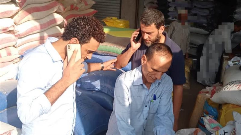 ضبط ٤ طن علف منتهية