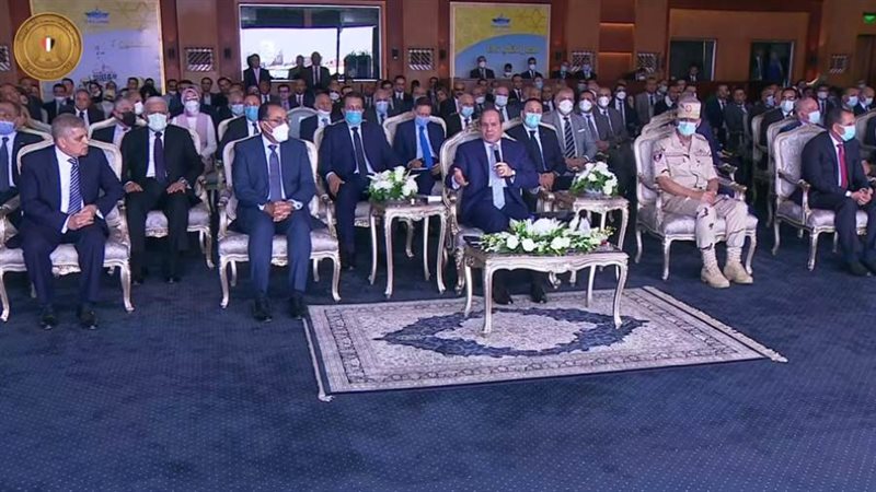 الرئيس السيسي يشاهد