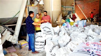 ضبط ٥ أطنان مخللات والتحفظ على ٢ طن نخالة في حملة بالبحيرة