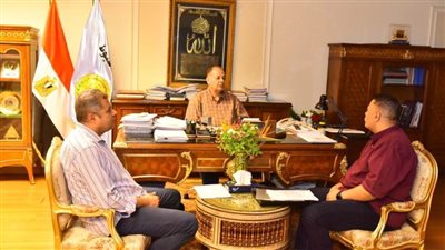 محافظ أسيوط يتابع توزيع 12 طن لحوم على الأسر الأولى بالرعاية