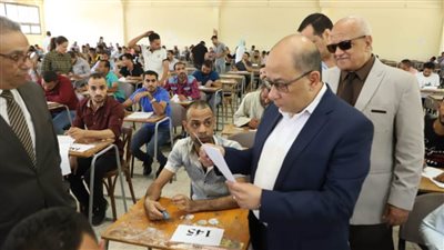 رئيس مياه أسيوط يتفقد إجراءات الاختبار التحريري لـ2430 متقدمًا لوظيفة فني كهرباء