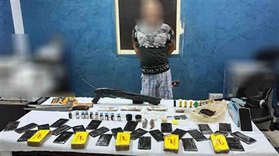 سقوط متهم متلبس بالأسلحة النارية والبيضاء يصنع مخدر الإستروكس بالقاهرة 