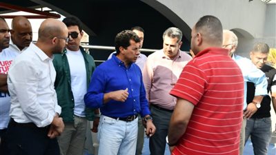 وزير الشباب يتفقد نادي 