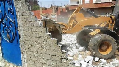 تنفيذ 8 حالات إزالة تعدٍ داخل وخارج الحيز العمراني بمدينة طهطا في سوهاج