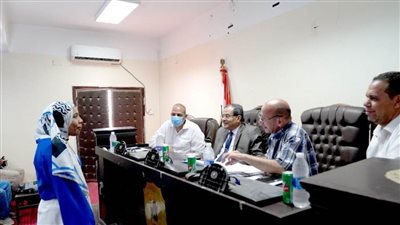 رئيس جامعة سوهاج يشهد مقابلات الطلاب المتقدمين لمدرسة الجامعة للتدريب المزدوج