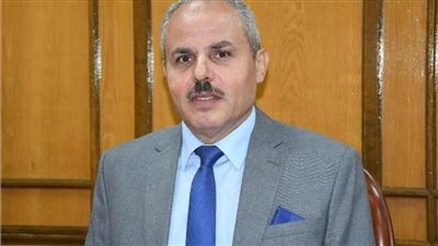 طلاب كلية الألسن بجامعة القناة يؤدون امتحانات الفصل الدراسي الصيفي