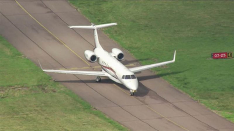 طائرة تقل تشارلز