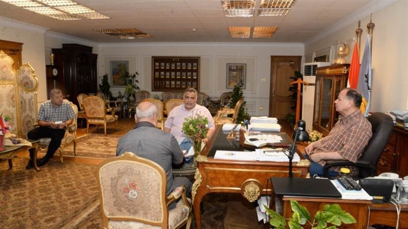 محافظ أسيوط يناقش