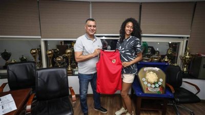 محترفة السلة الأمريكية جيمي نارد توقع عقود انتقالها لسيدات الأهلي