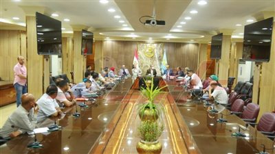 نورالدين يناقش تنفيذ 240 مشروعًا 